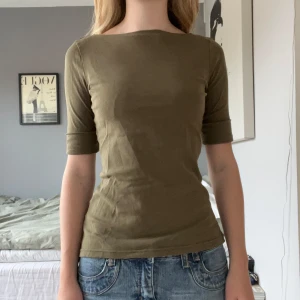 Olivgrön topp med trekvartsärm - Superfin topp med båtkrage och trekvartsärmer från Lauren Ralph lauren!