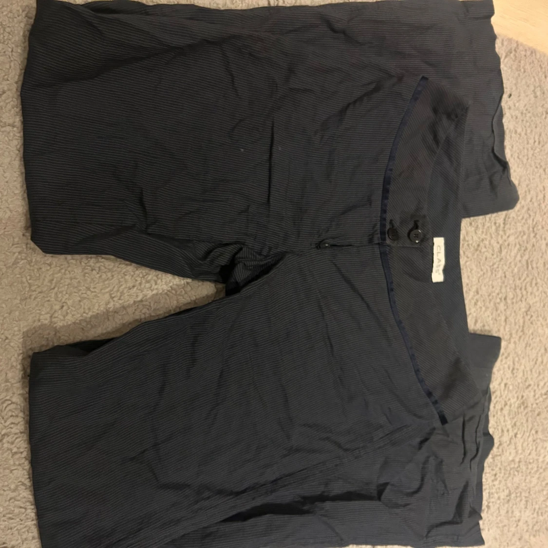 Mörkblå byxor med knappar - 1