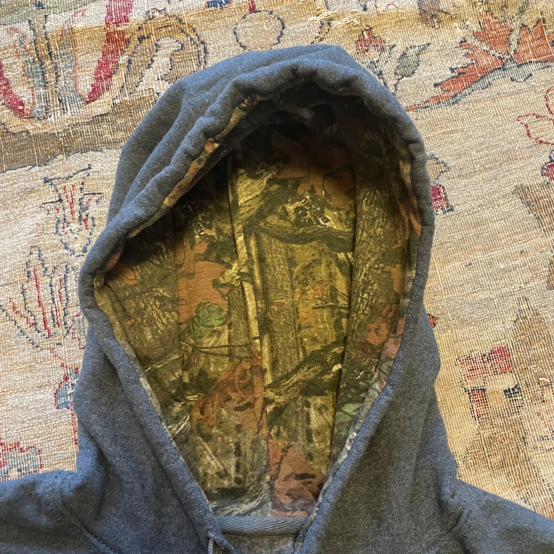 Grå hoodie med real tree camo i luvan  - 2