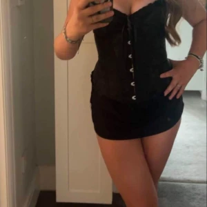 Svart korsett  - Snygg svart korsett som passar perfekt till halloween eller en maskerad!✨