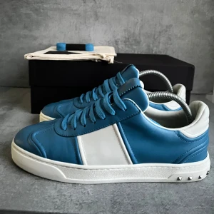 Valentino flycrew - Valentino flycrew | skick 10/10 nyskick använda en gång | all og ingår | storlek 41,5, passar större | nypris 6500kr och tillverkas inte längre | skriv vid frågor 🙏🏻