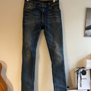 Nudie Jeans grimtrim - Skitfeta nudie jeans med en riktig najs fade, funkar perfekt till vardags men också till något mer uppklätt👔👖✅ skriv vid frågor och funderingar😁👍🏼
