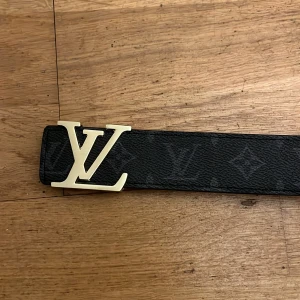 Svart Louis Vuitton bälte - Säljer nu mitt svarta Louis Vuitton bälte då de inte används längre skriv vid intresse