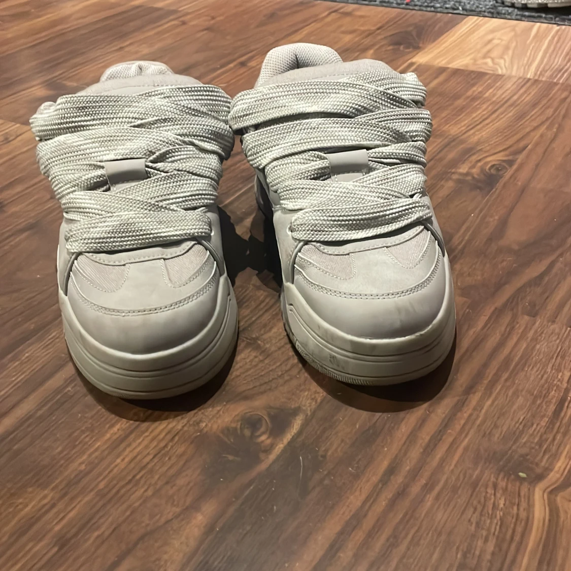 Grå sneakers från Bershka