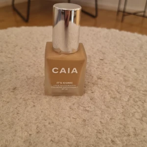 CAIA It's Iconic Foundation - Säljer en CAIA It's Iconic Liquid Silk Foundation i nyansen 3N. Den innehåller hyaluronsyra och vitamin C för en återfuktande och strålande finish. Flaskan rymmer 30 ml och är nu lite mer än halvfull.