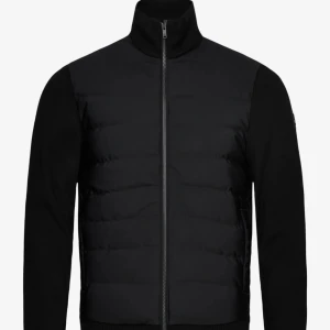 Moose knuckles hybrid jacka  - Moose knuckles hybrid jacka finns bara i storlek XS ny pris 6800kr mitt pris 3500kr kvitto följer med och originalförpackningen föjer med