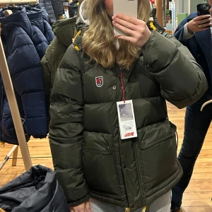 Grön dunjacka från Fjällräven - Säljer en grön dunjacka från Fjällräven. Jackan är använd ett fåtal gånger så den är nästan som ny. Perfekt för vintern!