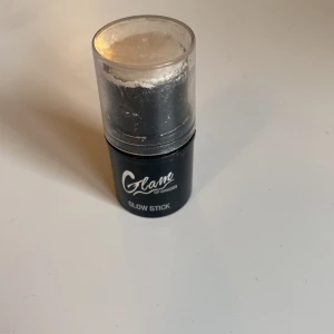 Glow Stick från Glam of Sweden - Snygg Glow Stick från Glam of Sweden som ger en skimrande finish. Den kostade 25 så jag säljer den för 15 kan fortfarande diskutera priset