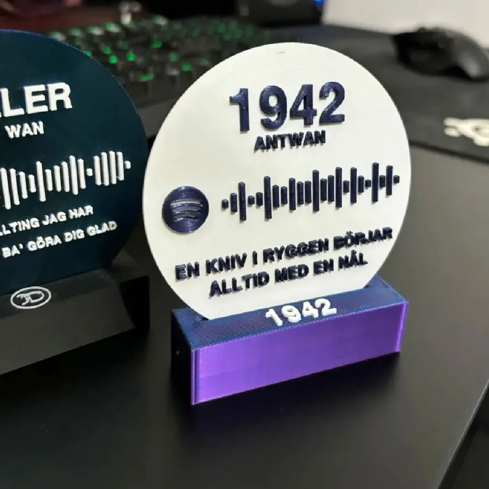 Köp din egna design idag! Välj valfri färg och låttext. Hör av dig för att beställa din design. Unika tavlor med låttexter och Spotify-koder. Varje skylt har en rund form och står på en stabil bas🌸. Asusteet.