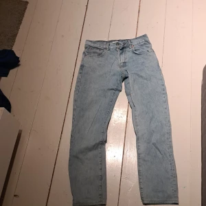 Ljusblå jeans från Woodbird - Snygga ljusblå jeans från Woodbird med klassisk femficksdesign. De har en rak passform och är tillverkade i denim. Perfekta för en avslappnad stil. Den är omgjord för att vara i min längd så den passar nog någon ca 160 nypris 1200 mitt pris 450