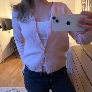 Ljusrosa kofta - Ljusrosa oanvänd kofta, storlek S. Skriv vid frågor eller fler bilder, pris kan diskuteras