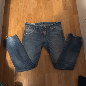 Ralph Lauren Jeans - Säljer dessa as snygga jeans från Ralph Lauren med lite slitningar, storlek 32x32. Tveka inte att höra om du har några funderingar eller liknande!