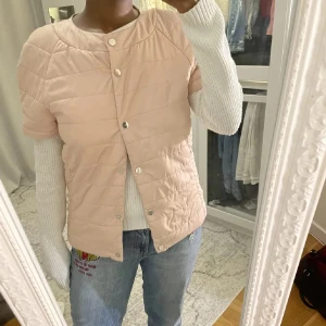 Beige quiltad väst från Mohito - Säljer en stilren beige trekvarts jacka jag köpte den på plick ett tag sen men aldrig använd 