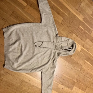 Beige hoodie - Säljer en stilren beige hoodie. Tröjan är storlek s och helt oanvänd. Säljer pågrund av felköpt julklapp. 