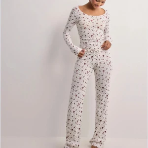 Vit långärmad pyjamas från Nelly - Så fin pyjamas från Nelly. Använd fåtal gånger. Nypris för båda delarna är 550kr! Pris kan diskuteras 🩷🩷