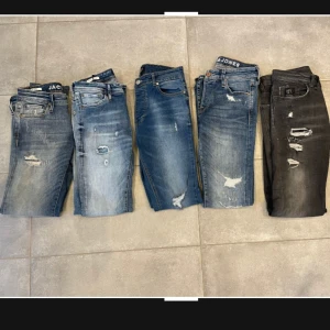 Flera par jeans i olika färger - Säljer flera par i olika blå och svarta tvättar. De har slitna detaljer och är perfekta för en avslappnad stil. Passar bra till sneakers eller kängor.  Se var för sig på min profil ✅✅