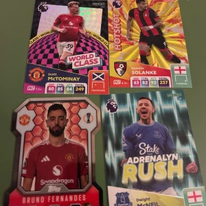Fotbollskort från Premier League - Samling av fyra fotbollskort med spelare från Premier League. Inkluderar kort med holografiska och färgglada designer. Perfekt för samlare eller fotbollsfans som vill utöka sin kollektion.