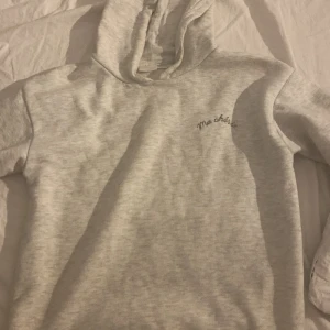 Grå hoodie från Gina Tricot - Säljer en grå hoodie från Gina Tricot med texten 'Ma chérie'.