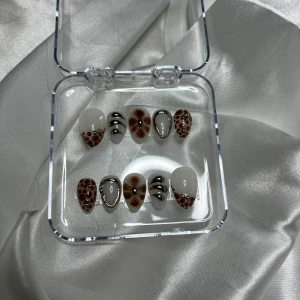 Bloom Short Almond - Mått: 15-11-12-11-9 (MM) Supersöta naglar med blooming effekt & guld chrome✨Handgjorda lösnaglar av högsta kvalitet!✨Vid rätt applicering & borttagning kan man använda dem flera gånger! Du får med prepkit & instruktioner💕