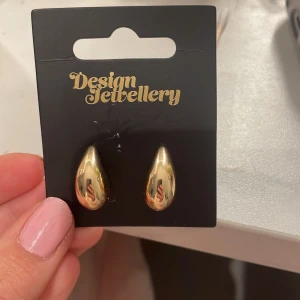 Guldiga örhängen från Design Jewellery - Aldrig använda helt nya, trendiga droppformade örhängen i guld från Design Jewellery. De är nickel- och blyfria, vilket gör dem skonsamma för känsliga öron. 💘