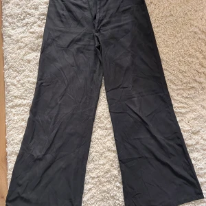 Svarta vida byxor från GeckoWear  - Snygga, svarta byxor med en vid passform. Byxorna är köpta på GeckoWear i Malmö. De är helt underbart mjuka och sköna. Passar bra både till platåskor som t ex Buffalo men även sneakers eller sandaler. Storlek L men passar absolut M helt perfekt. 🦎 