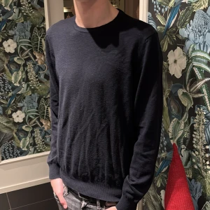 Stickad J.Lindeberg tröja - Säljer denna riktigt fräscha J.Lindeberg tröja i storlek L funkar bra för M den är 30% merinoull 30%ull och 40%akryl tröjan är i fint skick 8/10, för övriga frågor kom pm😁 Vid snabb affär kan vi lösa bra pris🙌🏽