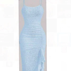 Ljusblå detaljerat klänning  - Elegant ljusblå klänning i spets med smala axelband. Denna klänning är helt ny men har ej passat mig😣