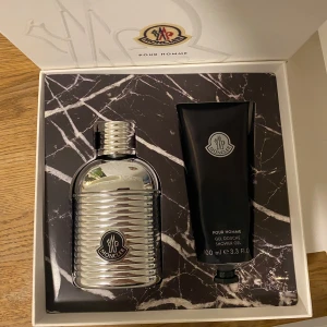 Moncler parfym set - Moncler parfym gift set med en parfym 60ml och en duschgel 100ml helt oanvända båda två perfekt present nu till julen, nypris ca 900kr, skriv vid minsta fråga eller fundering🔥👍