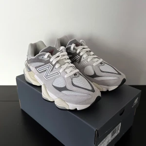 Helt nya New Balance 9060 - New Balance 9060 ”Rain Cloud/Castlerock” i strl 40. Helt nya och oanvända! Nypris 2200kr