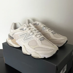 Helt nya New Balance 9060 - New Balance 9060 ”Sea Salt/Moonbeam” i strl 40. Helt nya och oanvända! Nypris 2200kr