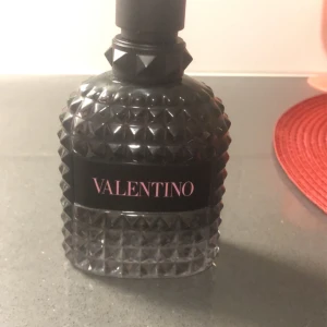 Valentino parfym  - Säljer en elegant parfym från Valentino i en stilren svart flaska med nitar. Flaskan har en lyxig design och rymmer en doft som passar perfekt för speciella tillfällen. Perfekt för den som vill ha en sofistikerad och modern doft.  Cirka 35ml kvar 