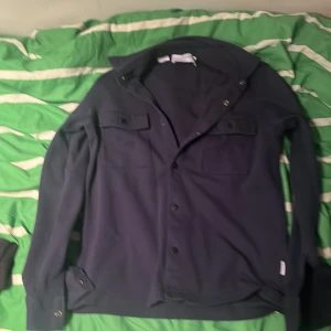 Mörkblå overshirt med knappar  - Snygg mörkblå overshirt med knappar och två bröstfickor. Från selected home i ok skick, enkel att matcha med allt.