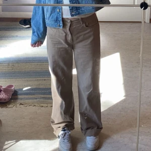 Beigea jeans - Beigea baggy jeans från Stradivarius köpta här på plick. Supersnygga jeans men tyvärr passar dom inte mig längre, därav säljer jag.