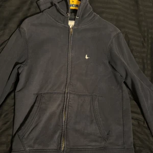 Hoodie från Jack wills - Jack wills hoodie i ok skick inga skador på den och sitter fina på 