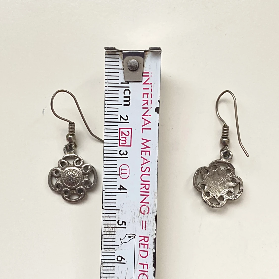 Silverfärgade örhängen med blommönster - 91