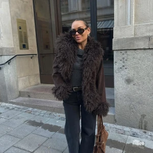 Jacka  - Snygg brun jacka med fluffiga pälsdetaljer. Populär och slutsåld. 