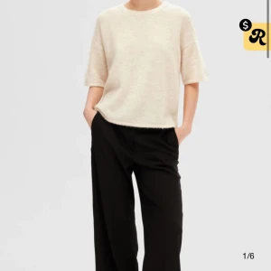 Beige stickad tröja - Säljer en stilren beige stickad tröja från Selected Femme. Tröjan har korta ärmar och en rund halsringning, super skön i matrialet och har använts 1-2 gånger men är inprincip i ny skick. Den är i storlek S. Säljs för 350, den finns kvar på hemsidan för 600 det vill säga att jag säljer gör ungfär halva priset