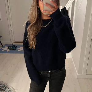 Mörkblå stickad tröja - Säljer en mysig mörkblå stickad tröja med långa ärmar. Skönt material. Pris kan alltid diskuteras❤️