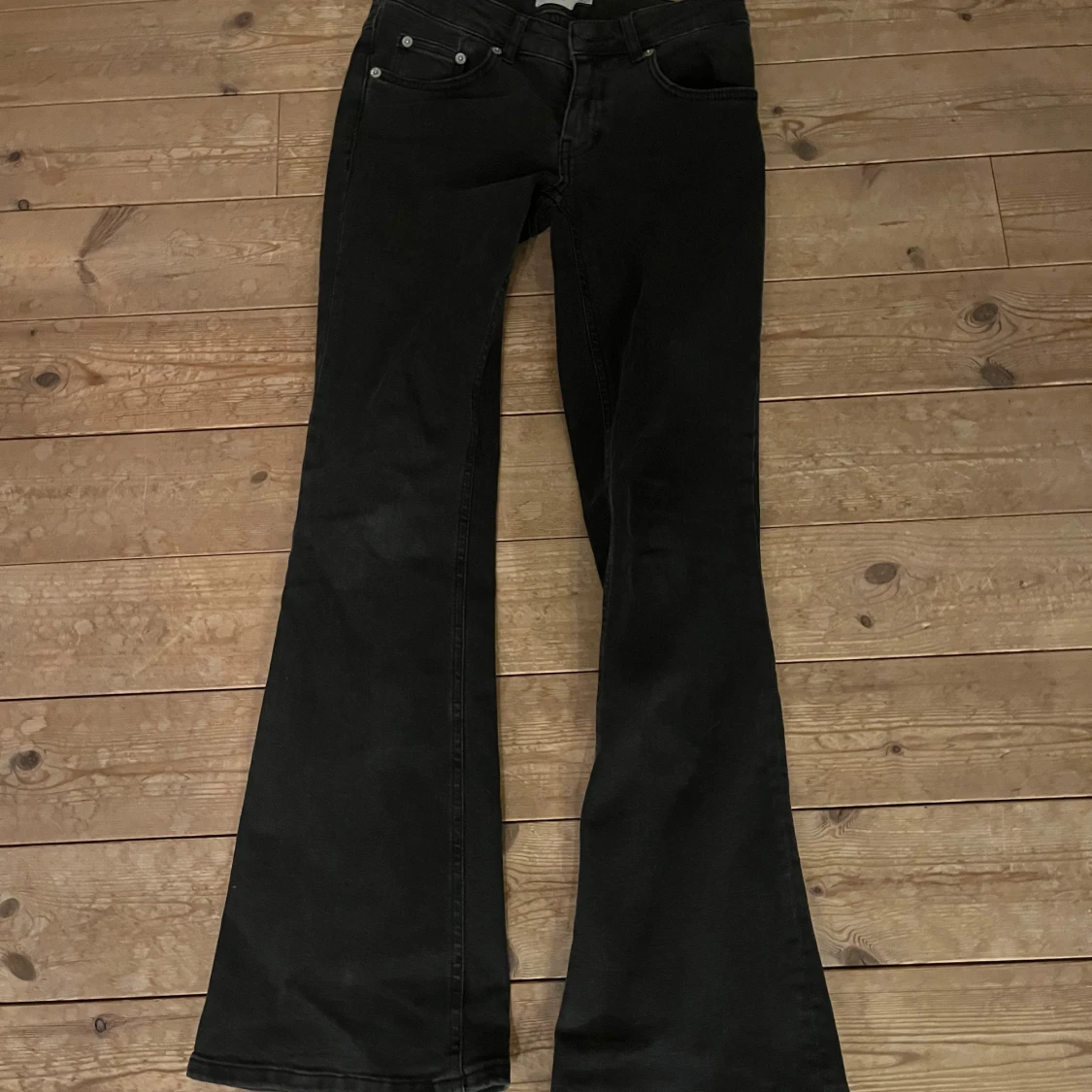 Ett par låg midjade svarta jeans 