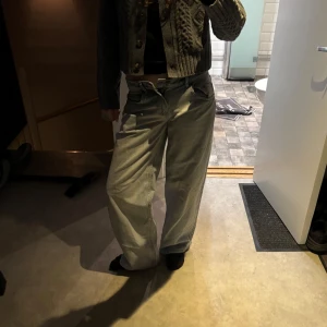 Ljusa jeans - Rätt feta lågmidjade jeans från Subdued, köpta på Plicks loppis. Storlek 40 men rätt små i midjan, därav säljer jag de. Köpta för 100 kr, var helt nya med lapp kvar vid köp 🤩🤩