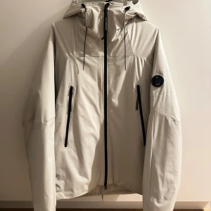 C.P. Company jacka - Säljer nu denna C.P. Company jacka pågrund av att den aldrig används. Jackan är endast använd ett fåtal gånger under förra vintern. Nypris: cirka 5000kr. Skick 9/10. Kvitto samt alla taggar till jackan medföljer vid köp.