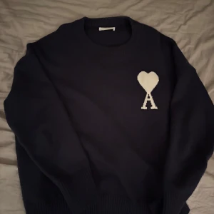 Ami Paris tröja - Mörkblå Ami paris tröja i bra skick Storlek L