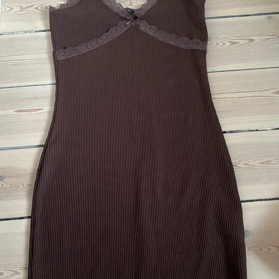 Brun ribbad klänning från H&M Divided