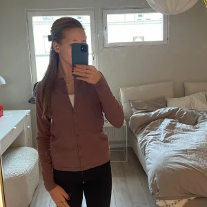 Brun kofta - Brun kofta med en rosa ton i❤️ koftan har knappar, har aldrig används