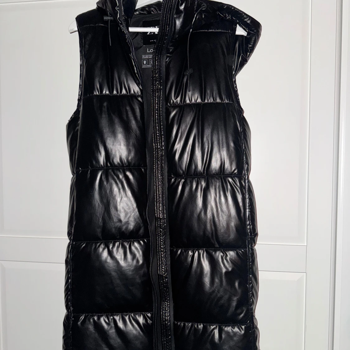 Svart lång dunväst  - 90