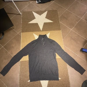 Jack & Jones Halfzip - Small. Använd sparsamt i två veckor max. Inga skador på plagget. Som ny.