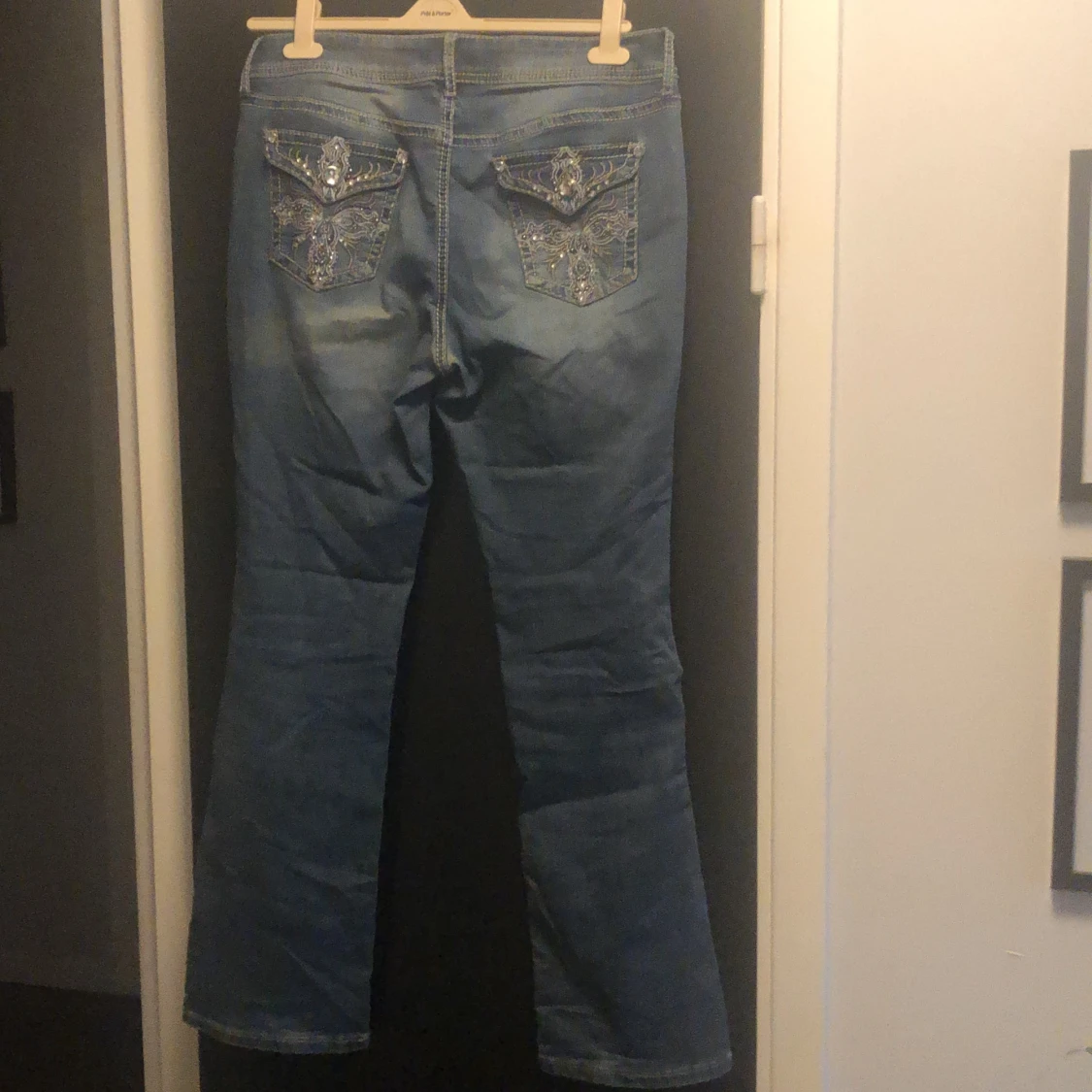 Blå jeans med broderade bakfickor med gems - 92