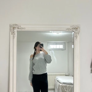 Grå offshoulder tröja - Säljer en stilren grå offshoulder tröja med ribbad struktur. Perfekt för en avslappnad look med en twist. Tröjan har långa ärmar och en bekväm passform. Tröjan är stickad med kliar inte alls ❤️