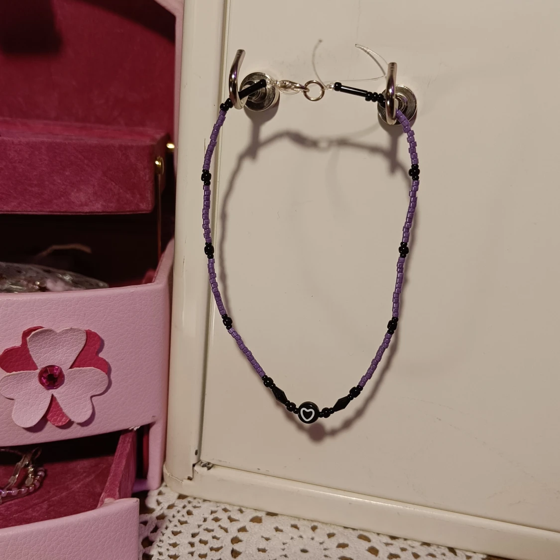 Lila och svart pärlhalsband med hjärta