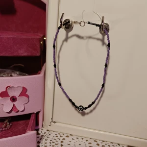 Lila och svart pärlhalsband med hjärta - Handgjort halsband/choker 🖤💟🖤 Halsbandet längd är ca 27cm